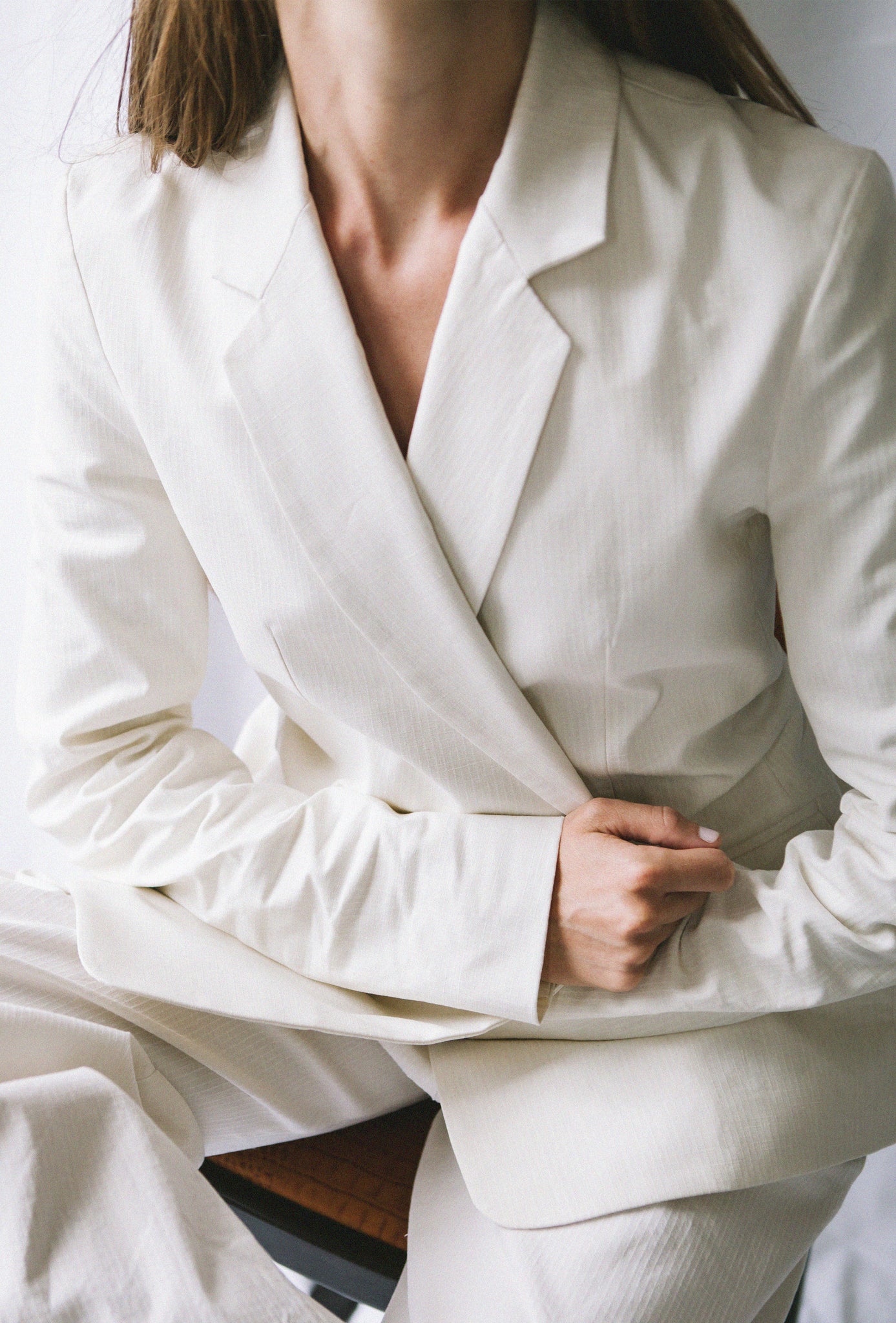 Veste blazer blanche écoresponsable. 3 Boutons vintages de seconde main sur le bout des manches et 1 pour fermer la veste.