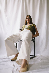 Pantalon taille haute jambe large, blanc lin et coton écoresponsable. Top vert coton écoresponsable, col V, dentelle vintage. 